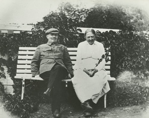 Владимир Ленин и Надежда Крупская в Горках, 2 - 3 сентября 1922, Московская губ., с. Горки. Ныне поселок городского типа Горки Ленинские.Видеовыставки:&nbsp;«Крупская-Ленина. "Первая леди" советского государства», «Великие женщины. Жены великих»,&nbsp;«Под псевдонимом "Ленин"»&nbsp;и&nbsp;выставки&nbsp;«10 фотографий: Улыбки 1920-х»,&nbsp;«Улыбки XX века» с этой фотографией. 