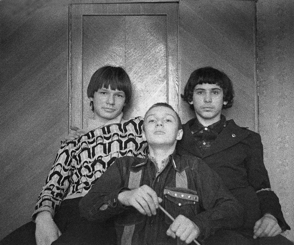 «Сашка – Олег – Сашка», 24 апреля 1976, г. Москва. Групповой портрет друзей как подражание альбому какой-то зарубежной рок-группы.Выставка «Без фильтров–2. Любительская фотография 70-х» с этой фотографией.