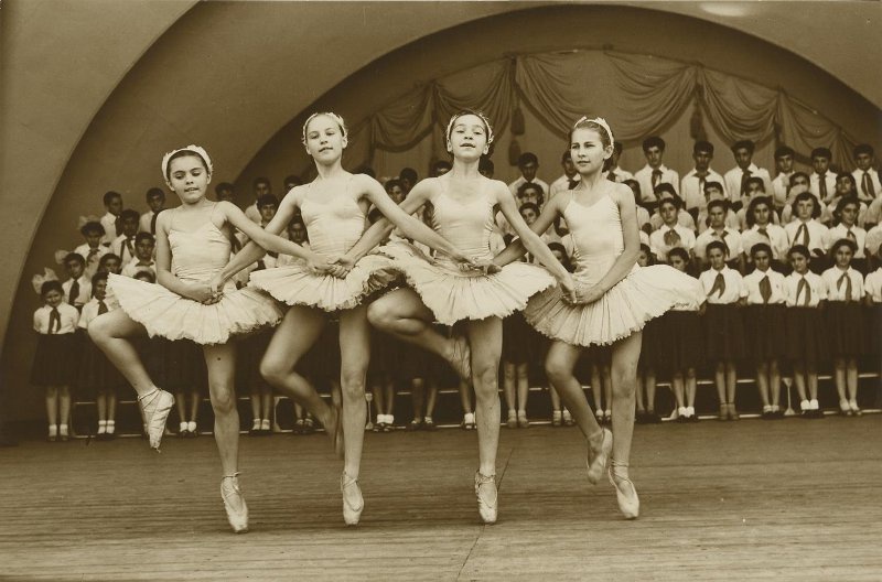 Выступление пионеров на митинге, посвященном проводам целинников. «Танец маленьких лебедей», 26 июля 1958. Выставка «Счастливое советское детство», видеовыставка «Пиар-кампания "Целина"» с этой фотографией. 