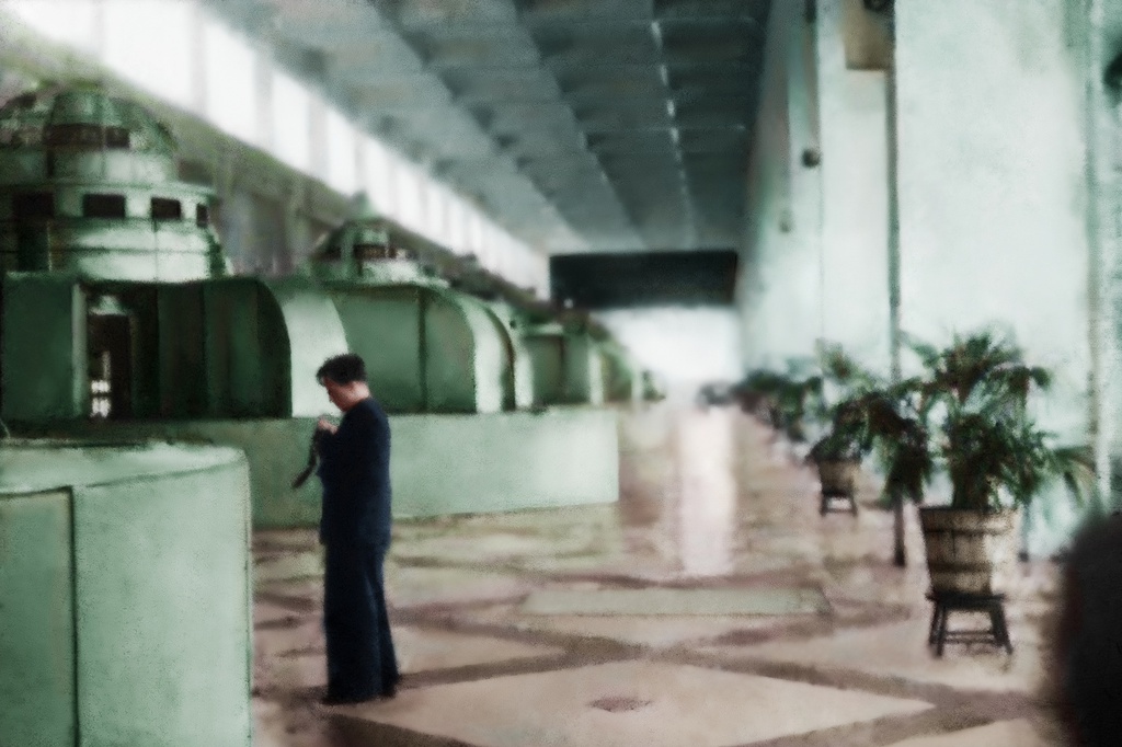 Машинный зал ДнепроГЭСа, 16 апреля 1956 - 14 мая 1956, Украинская ССР, г. Запорожье. Фотография сделана британской делегацией, побывавшей в СССР в 1956 году.Выставка «Английские энергетики в Советском Союзе» с этим снимком.