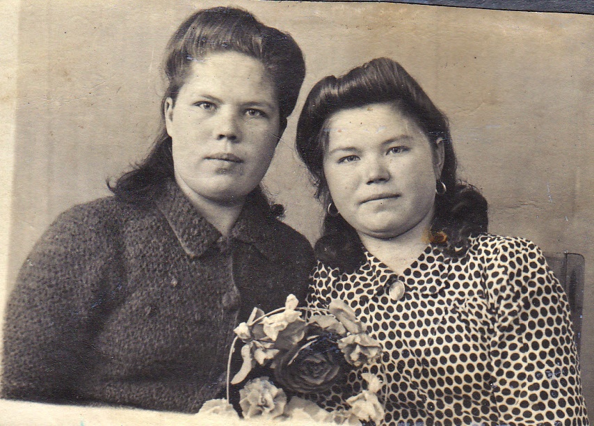 Подруги, 1948 год, г. Куйбышев. Выставка «Мамин фотоальбом» с этой фотографией.