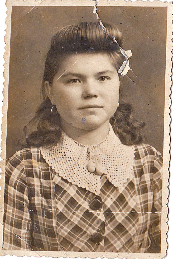Мама. Лиза Щербакова 16 лет, 1948 год, г. Куйбышев. Выставка «Мамин фотоальбом» с этой фотографией.