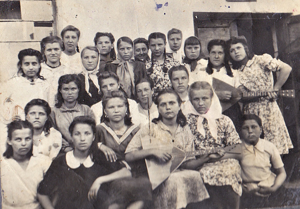Девушки. 1946 год, июнь - декабрь 1946, г. Куйбышев. В 1991 году городу было возвращено историческое название Самара.Выставки&nbsp;«Мамин фотоальбом» и «СССР в 1946 году» с этой фотографией.