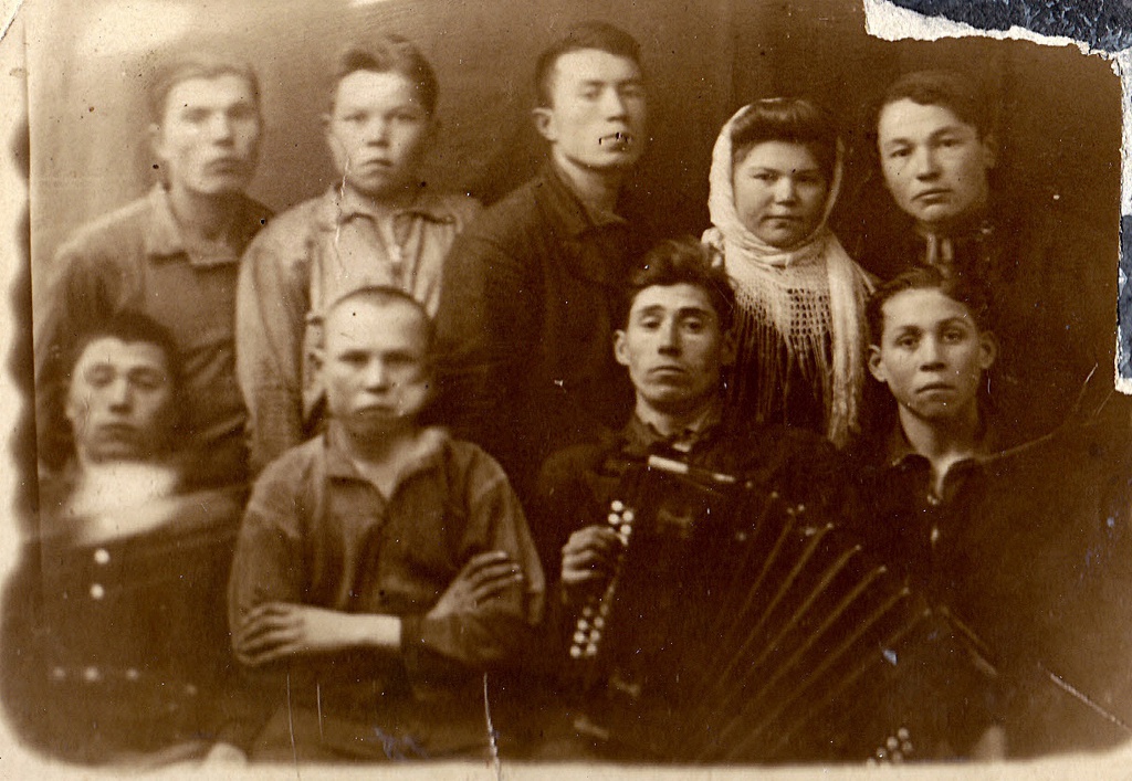Сокурсники, 1948 год, г. Куйбышев. Мама среди сокурсников, наверное.Выставка «Мамин фотоальбом» с этой фотографией.