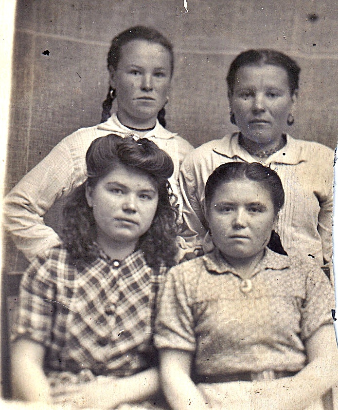 Сестры Лиза и Вера, 1948 год, г. Куйбышев. Мама (слева внизу) с сестрой старшей Верой (справа внизу). Какая у мамы прическа!Выставка «Мамин фотоальбом» с этой фотографией.