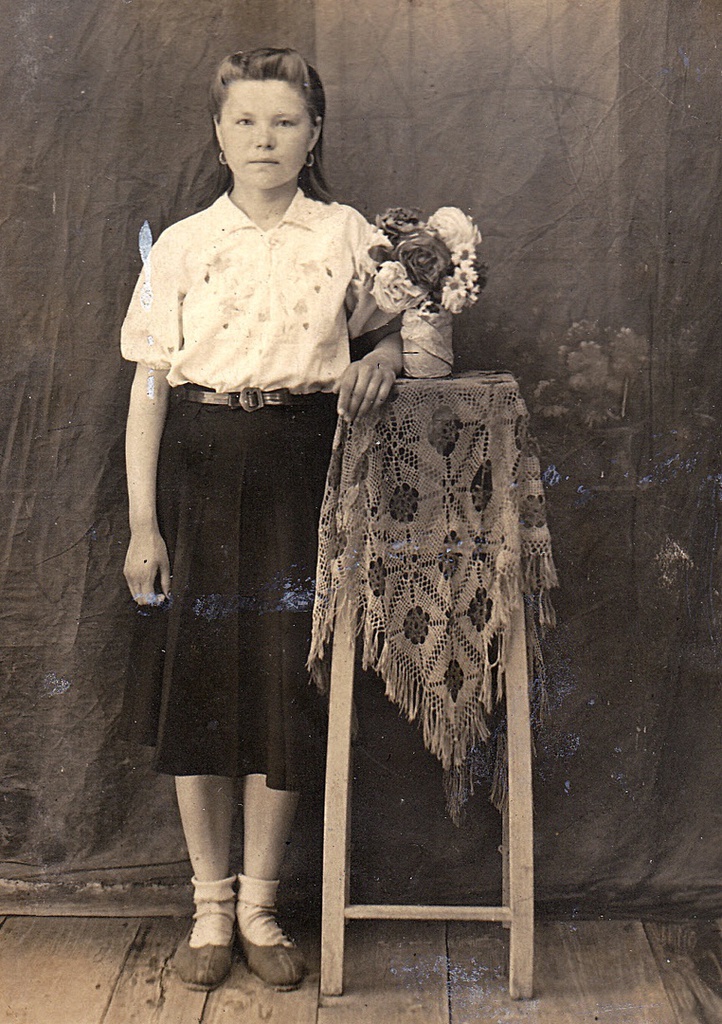 Лиза Щербакова 1946 год, декабрь 1946, пос. Похвистнево. Выставка «Мамин фотоальбом» с этой фотографией.
