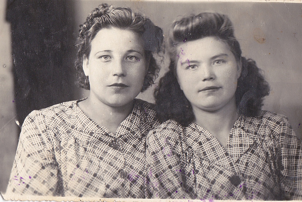 Подруги Рая и Лиза, 1 - 10 октября 1948, г. Куйбышев. Маме (справа) 16 лет.&nbsp;Выставка «Мамин фотоальбом» с этой фотографией.