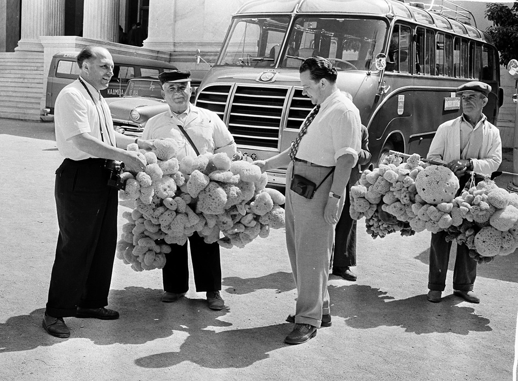 Продавец губок, 7 июля 1957, Греция, г. Афины. Из цикла «Вокруг Европы на теплоходе "Грузия"».Выставка «В Европу на теплоходе» с этой фотографией.