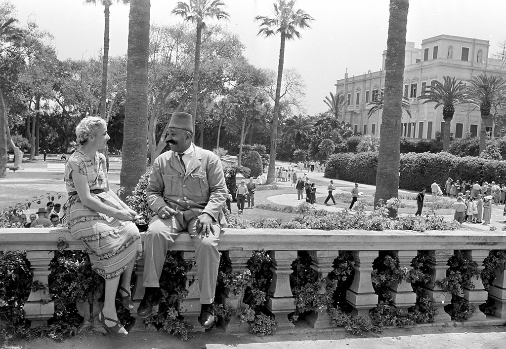Приятная беседа, 14 мая 1958, Египет, г. Александрия. Из цикла «Вокруг Европы на теплоходе "Грузия"».Выставка «Говорить на одном языке» с этой фотографией.
