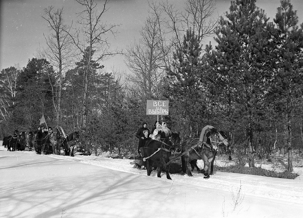 «Все на выборы», 22 февраля 1953, Московская обл., Серпуховский р-н. Колхозники сельхозартели «Призыв» едут на выборы в местные Советы депутатов трудящихся.