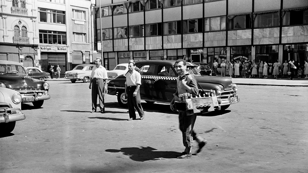 Продавец воды, 7 июля 1957, Греция, г. Афины. Из цикла «Вокруг Европы на теплоходе "Грузия"».Выставка «По счетчику» с этой фотографией.