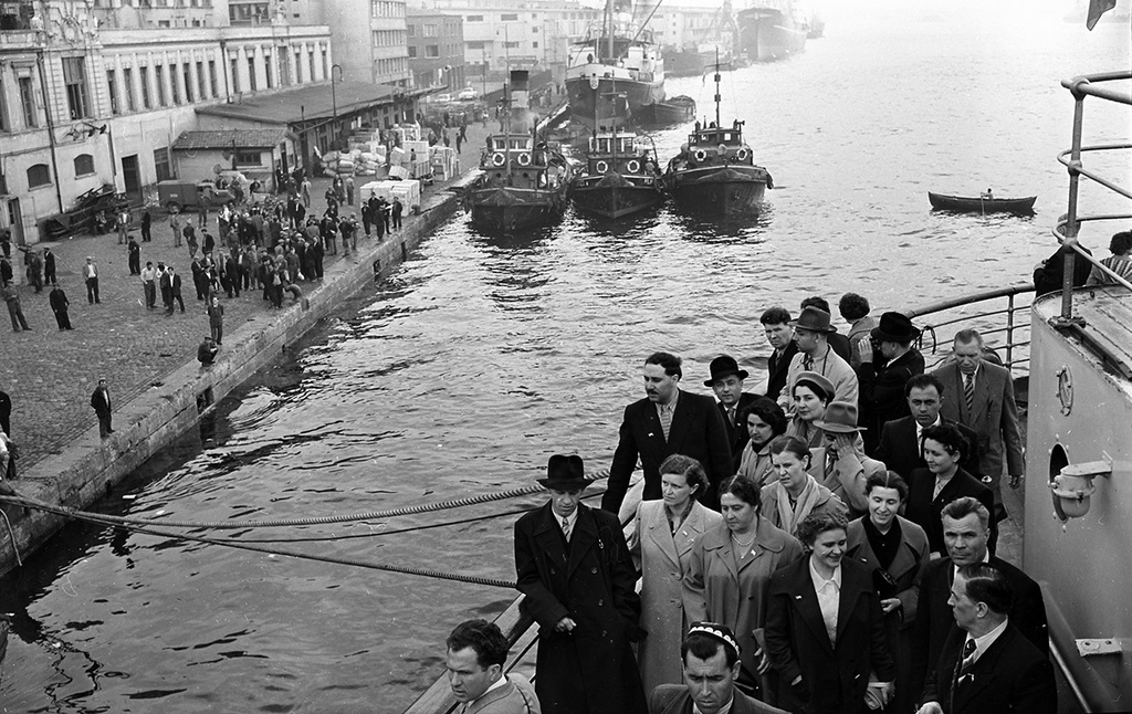 В проливе Босфор, 7 мая 1958, Турция. Из цикла «Вокруг Европы на теплоходе "Грузия"».Выставка «В Европу на теплоходе» с этой фотографией.