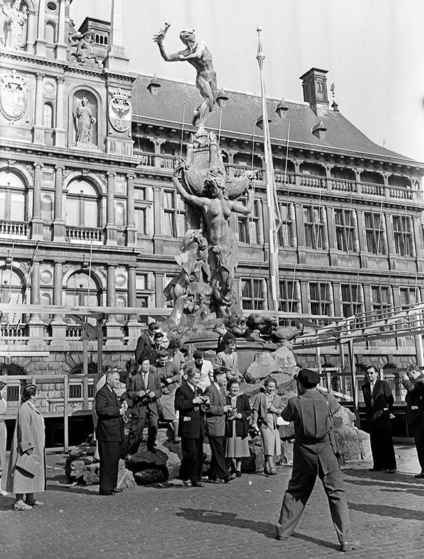 Париж, 25 июня 1957, Франция, г. Париж. Из цикла «Вокруг Европы на теплоходе "Грузия"».Выставка «В Европу на теплоходе» с этой фотографией.