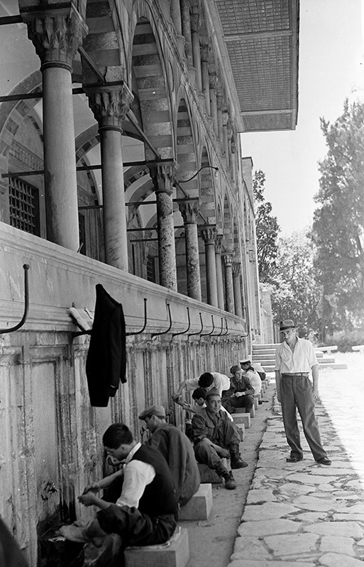 Омовение ног, 9 июля 1957, Турция, г. Стамбул. Из цикла «Вокруг Европы на теплоходе "Грузия"».Выставки:&nbsp;«В Европу на теплоходе»,&nbsp;«Мой руки и следи за чистотой» с этой фотографией. 