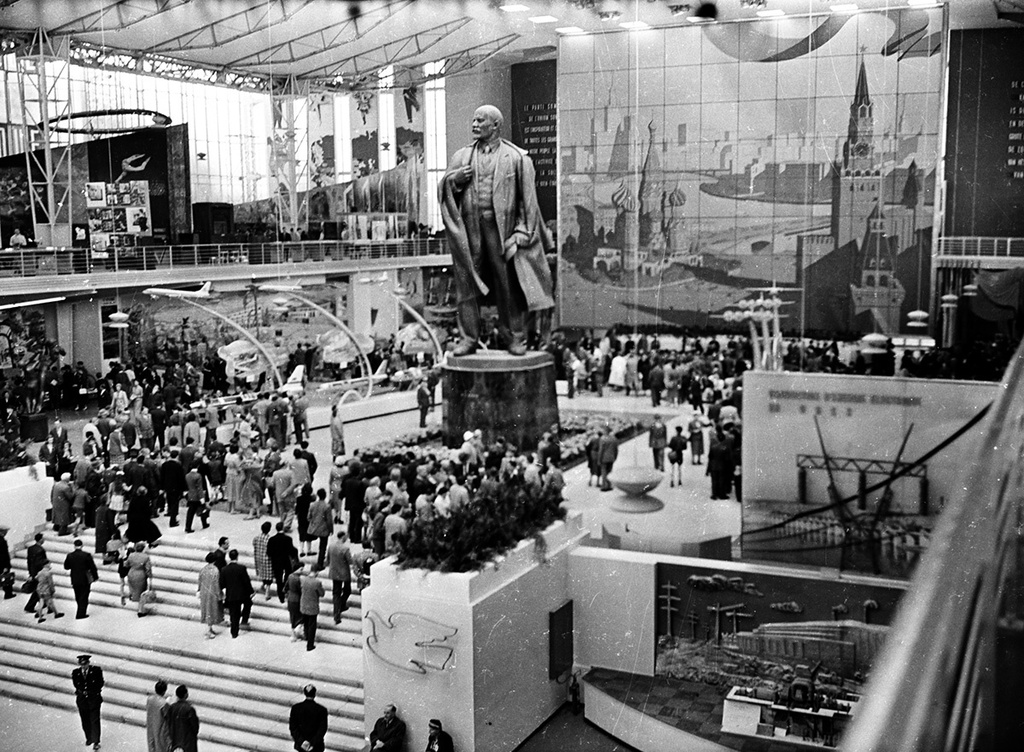 В Советском павильоне Всемирной выставки, 28 мая 1958, Бельгия, г. Брюссель. Из цикла «Вокруг Европы на теплоходе "Грузия"».Выставка «В Европу на теплоходе» с этой фотографией.
