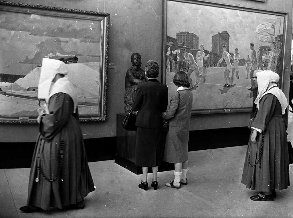 В Советском павильоне Всемирной выставки, 28 мая 1958, Бельгия, г. Брюссель. Из цикла «Вокруг Европы на теплоходе "Грузия"».Выставка «Пойдем в музей?» с этим снимком.