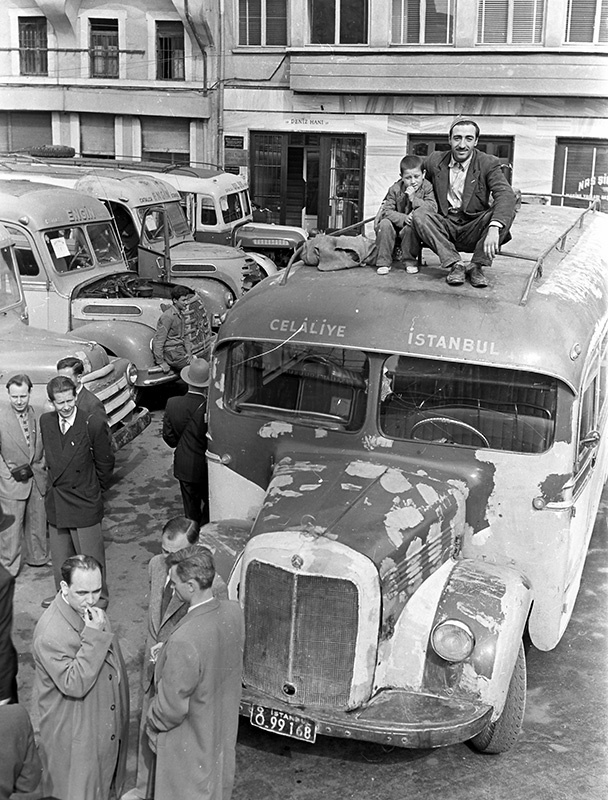 На стоянке автобусов, 7 мая 1958, Турция, г. Стамбул. Из цикла «Вокруг Европы на теплоходе "Грузия"».Выставка «В Европу на теплоходе» с этой фотографией.