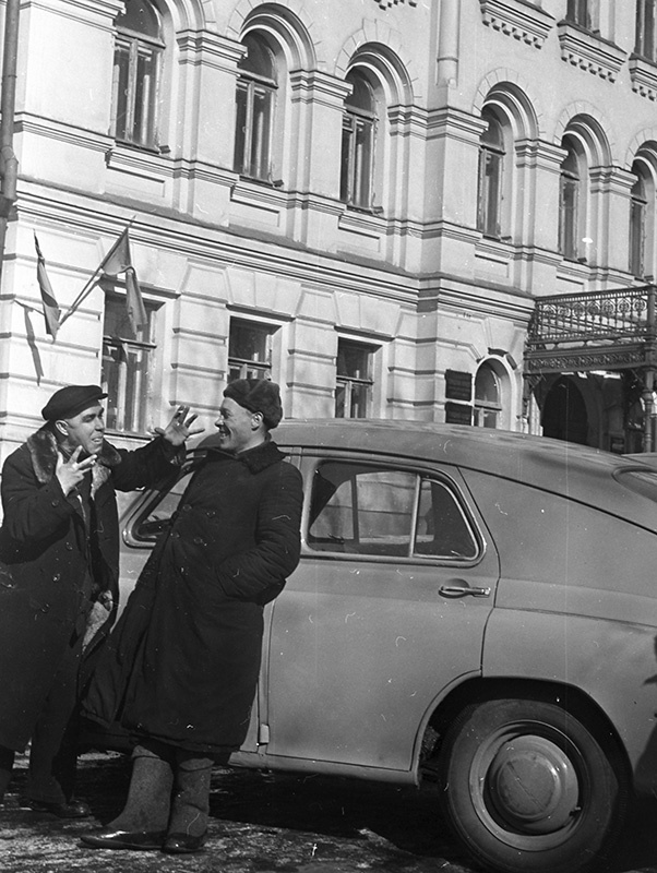 Разговор, 22 февраля 1953, Московская обл., г. Серпухов. Выставка «Будни 1953 года» с этой фотографией.
