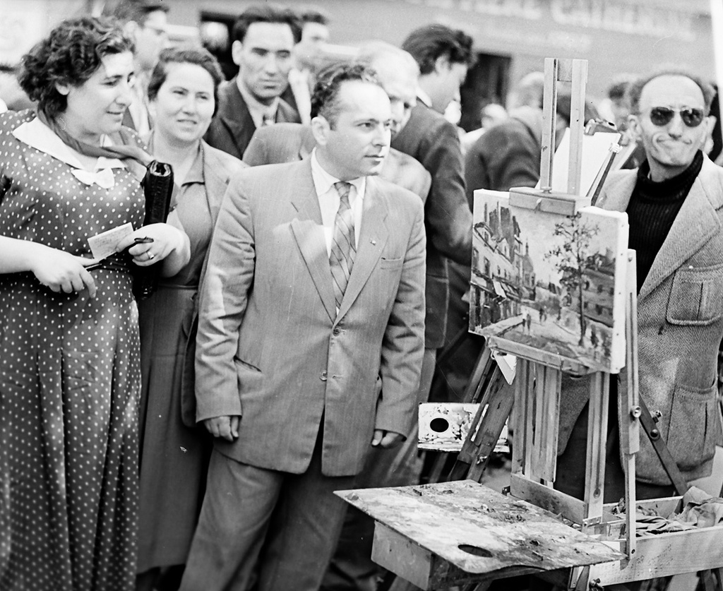 Советские туристы на Монмартре, 23 июня 1957, Франция, г. Париж. Из цикла «Вокруг Европы на теплоходе "Грузия"».Выставка «В Европу на теплоходе» с этой фотографией.