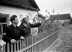 У дома первоцелинника, 7 сентября 1959, Казахская ССР, Кустанайская обл., совхоз «Краснодонский». Шофер, председатель профсоюзного комитета совхоза Анатолий Березанский и автор снимка.Из цикла «На земле целинной».