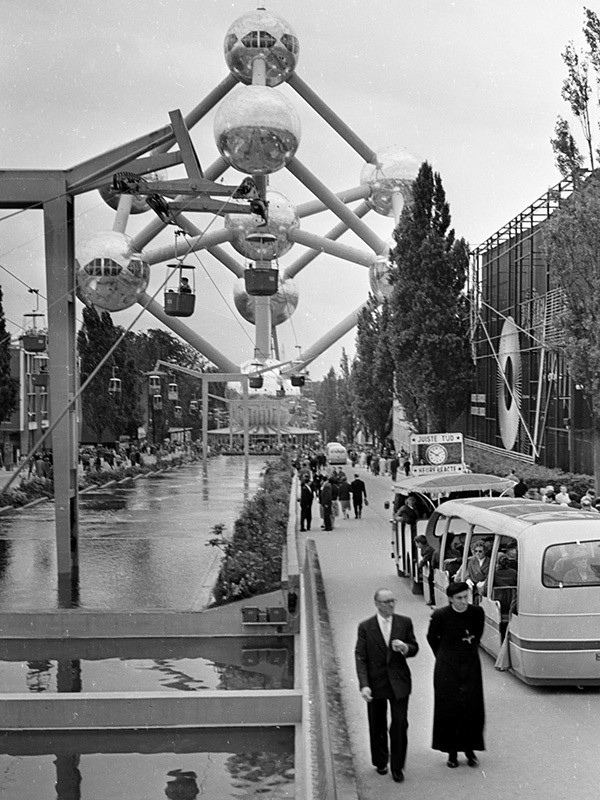 Фото "Атомиум, центральная аллея Всемирной выставки", 27 мая 1958, Бельгия, г. Брюссель - История России в фотографиях