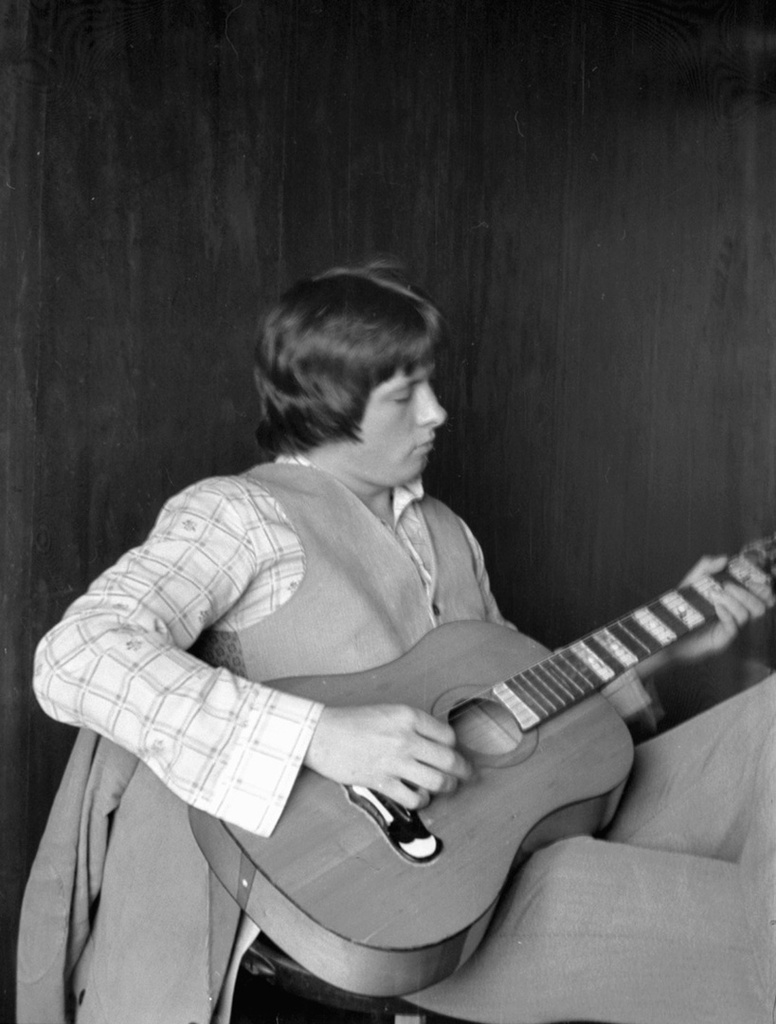 Молодой человек с гитарой, май 1978, г. Москва. Выставка «Без фильтров–2. Любительская фотография 70-х» с этой фотографией.