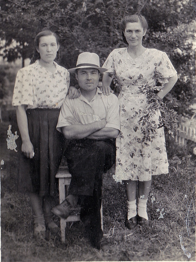 Отец с девушками, 1 августа 1950 - 31 августа 1951, Куйбышевская обл., с. Среднее Аверкино. Выставка «Мамин фотоальбом» с этой фотографией.