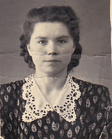 Мама в 25 лет, 1 марта 1957 - 31 марта 1958, Куйбышевская обл., г. Чапаевск. Выставка «Мамин фотоальбом» с этой фотографией.