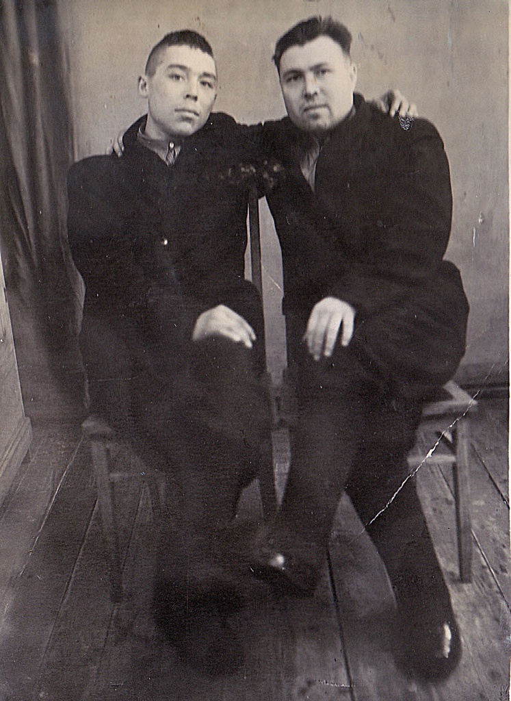 Братья  Владимир и Николай Пискуновы, 1 - 4 марта 1953, Куйбышевская обл., г. Чапаевск. Выставка «Мамин фотоальбом» с этой фотографией.