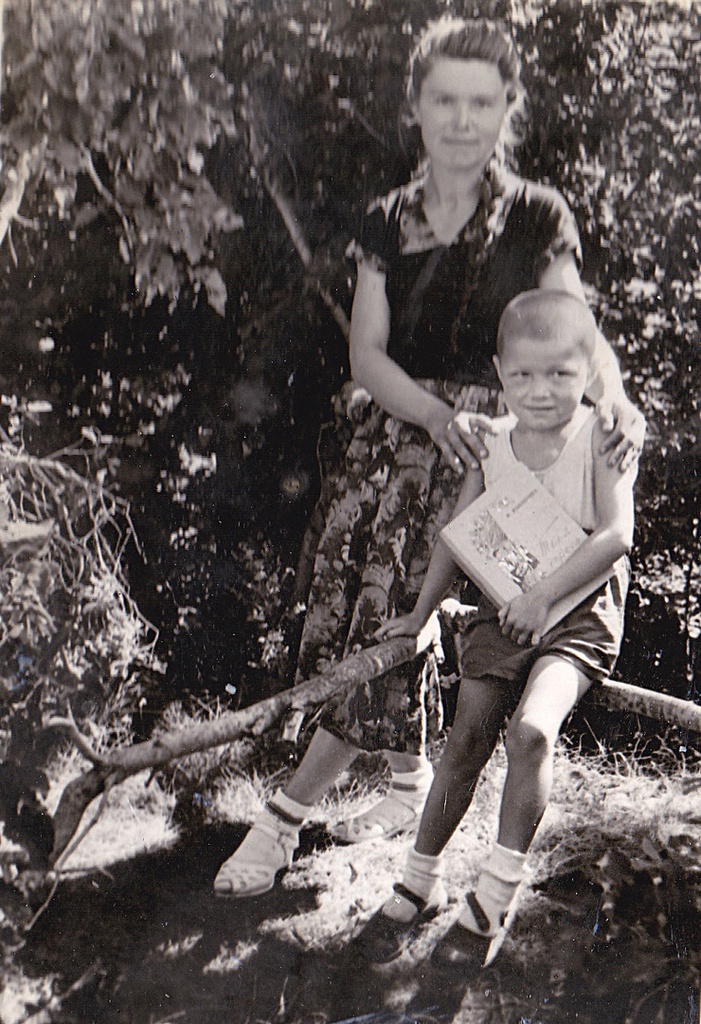 Мама с братом в пионерском лагере, 1 июля 1960 - 31 июля 1961, Куйбышевская обл., г. Чапаевск. Выставка «Мамин фотоальбом» с этой фотографией.