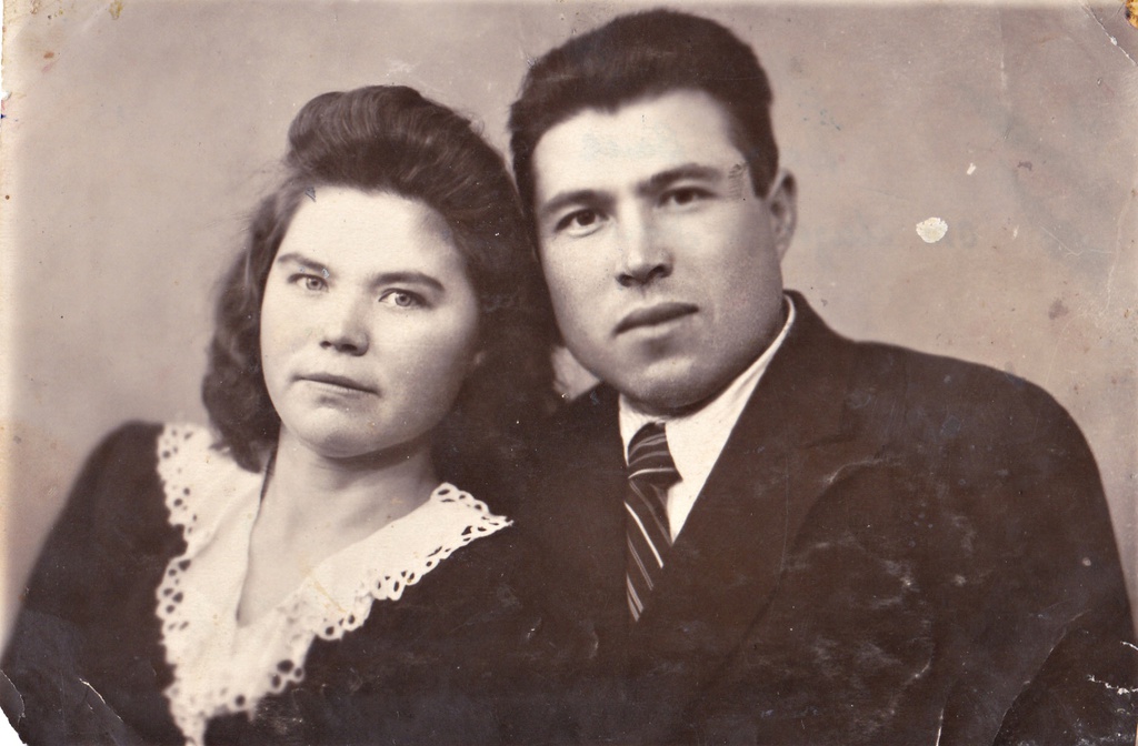 Мама и отец, ноябрь 1951, Куйбышевская обл., г. Чапаевск. Выставка «Мамин фотоальбом» с этой фотографией.