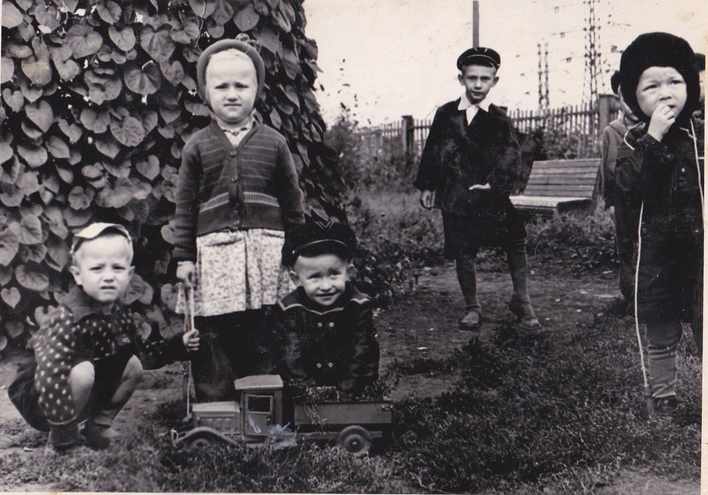 Детки, сентябрь 1957, Куйбышевская обл., г. Чапаевск. Выставка «Мамин фотоальбом» с этой фотографией.