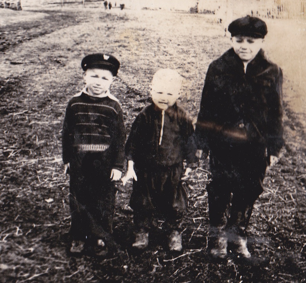 Детки, 1 апреля 1958 - 30 апреля 1959, Куйбышевская обл., г. Чапаевск. Выставка «Мамин фотоальбом» с этой фотографией.