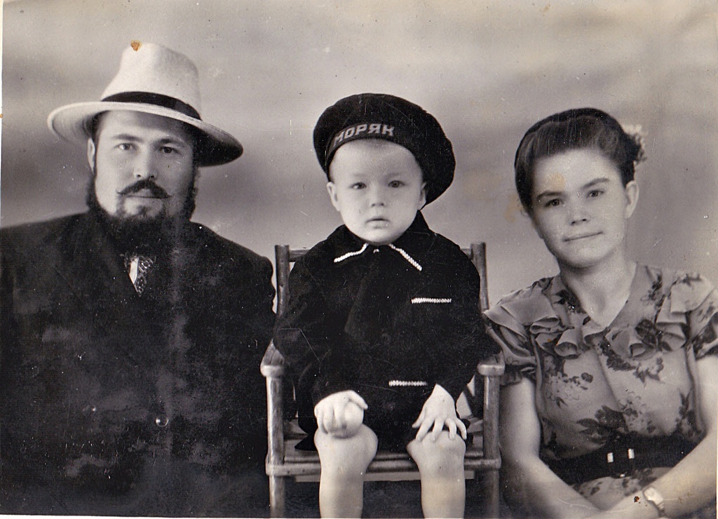 Семейный портрет. Отец, брат, мама, 28 февраля 1954, Куйбышевская обл., г. Чапаевск. Выставка «Мамин фотоальбом» с этой фотографией.