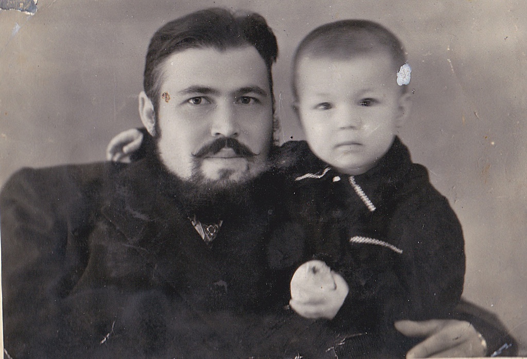 Отец  и сын Пискуновы – два Николая, 1 - 2 марта 1955, Куйбышевская обл., г. Чапаевск. Выставка «Мамин фотоальбом» с этой фотографией.