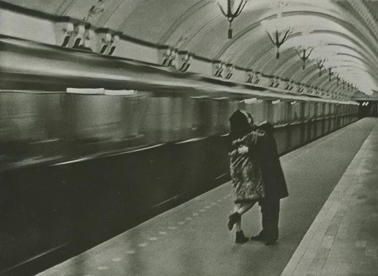 В метро, 1970-е. Выставки&nbsp;«"То, что мы играем, и есть сама жизнь". – Луи Армстронг»&nbsp;и «Обнимите меня немедленно!» с этой фотографией.