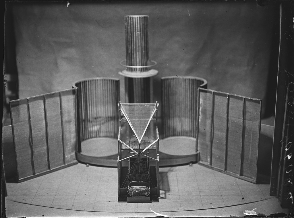 Постановка пьесы Владимира Маяковского «Клоп» в ГосТиМе. Сценическая декорация к IX картине пьесы – клетка, предназначенная для показа Присыпкина в зоологическом саду, 1929 год, г. Москва. ГосТиМ – Государственный театр имени Всеволода Мейерхольда.