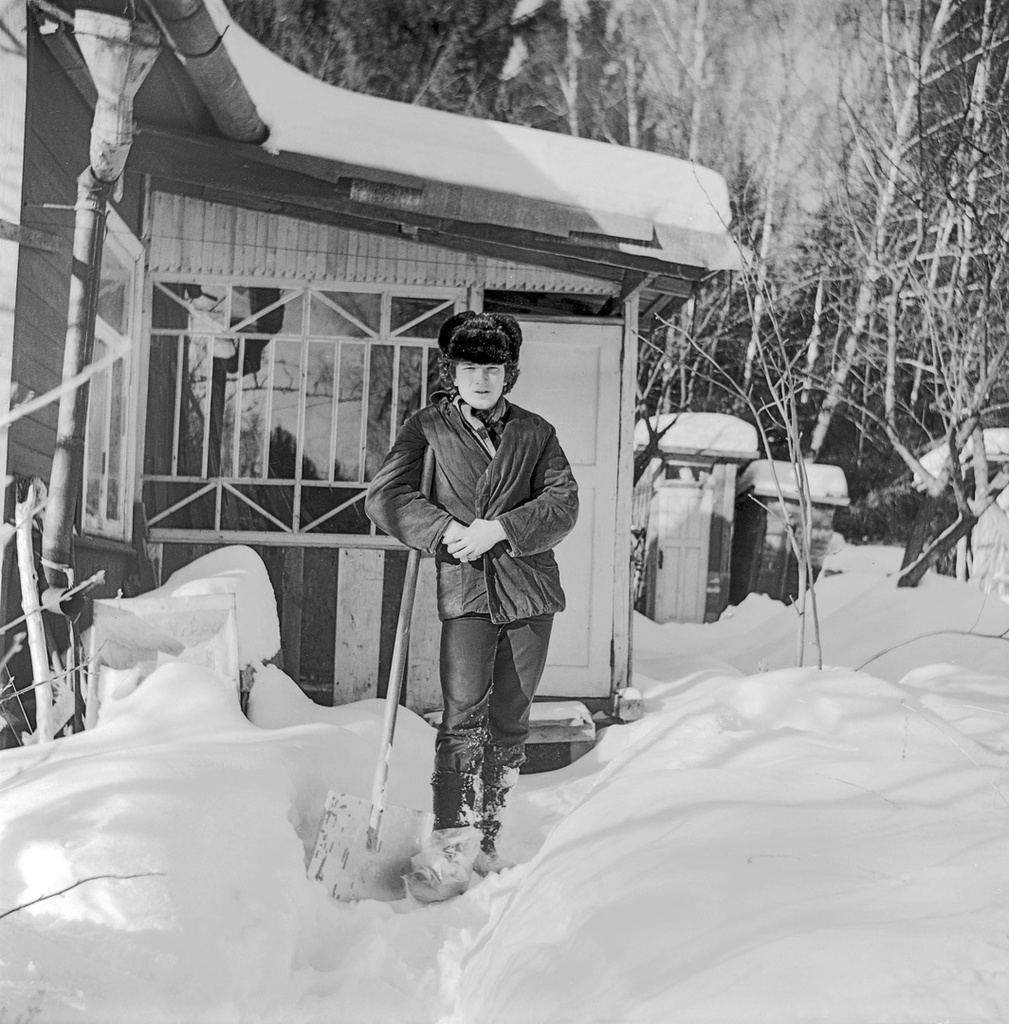 Перед уборкой снега, 1 - 28 февраля 1980, Московская обл.. Станция «41 км», окраина города Троицк.Выставка&nbsp;«Такого снегопада...» с этой фотографией.&nbsp;