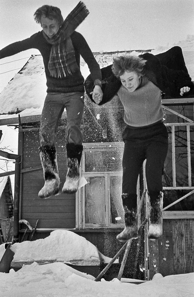 В полете, 1 - 28 февраля 1980, Московская обл.. Станция «41 км», окраина города Троицк.Выставка «Без фильтров–3. Любительская фотография 80-х» с этой фотографией.
