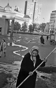 «Доброе утро, московское время 6 часов утра», февраль - май 1977, г. Москва. Выставки&nbsp;«10 фотографий: дворники»,&nbsp;«Без фильтров–2. Любительская фотография 70-х» с этой фотографией.