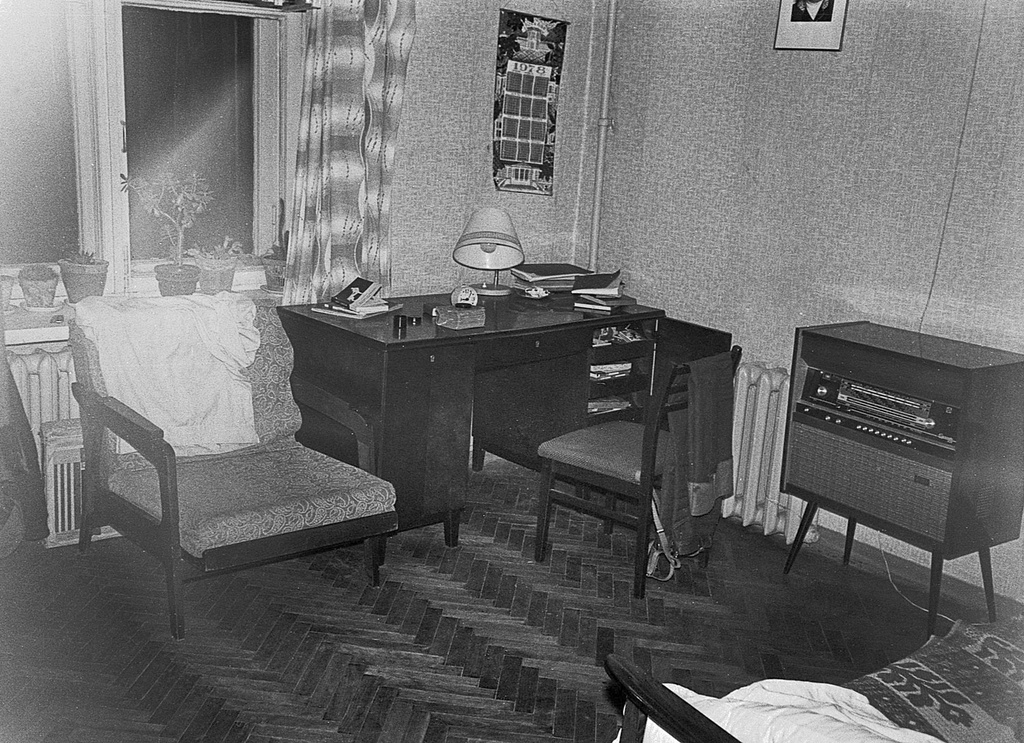 Учебный уголок студента, февраль - май 1977, г. Москва. Выставка «Календари» с этой фотографией.
