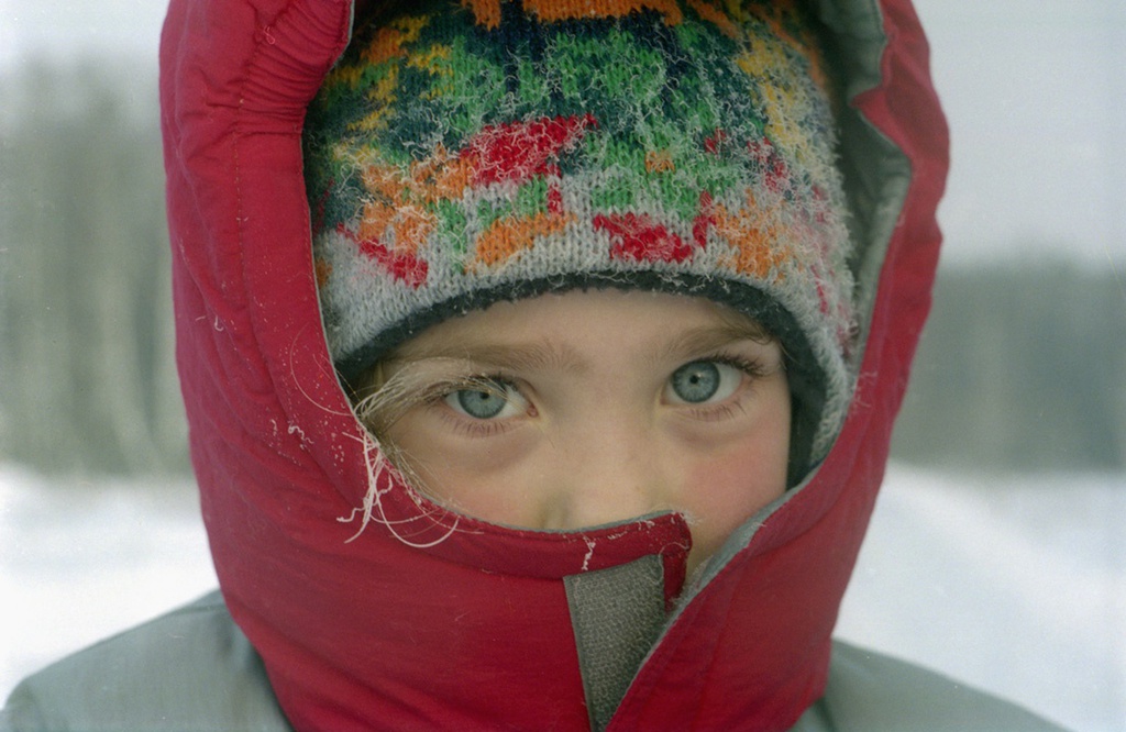 Настя Карлова на февральском морозе, февраль 1999, Московская обл., пос. Коренево. Выставки&nbsp;«Детские глаза поколений», «На морозе» с этой фотографией.