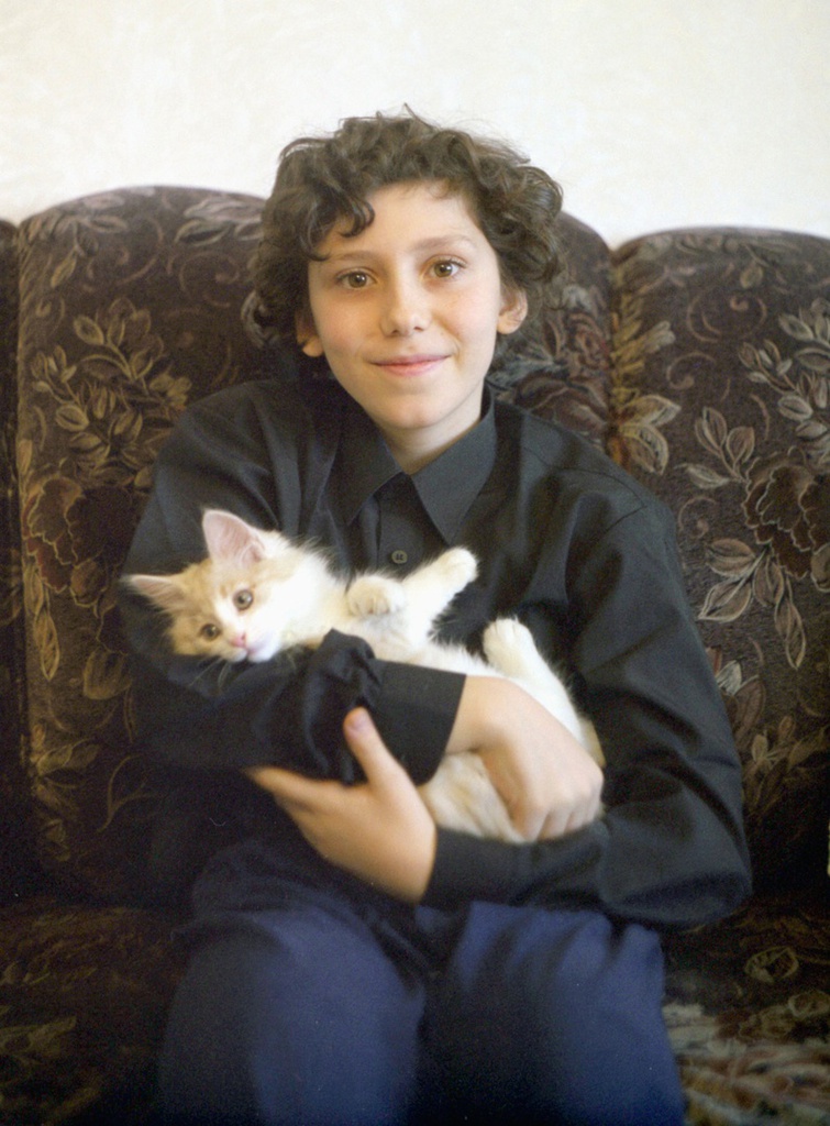 Дима Суханов с котенком, март 1999, г. Москва. Выставка «Без кота и жизнь не та» с этой фотографией.&nbsp;