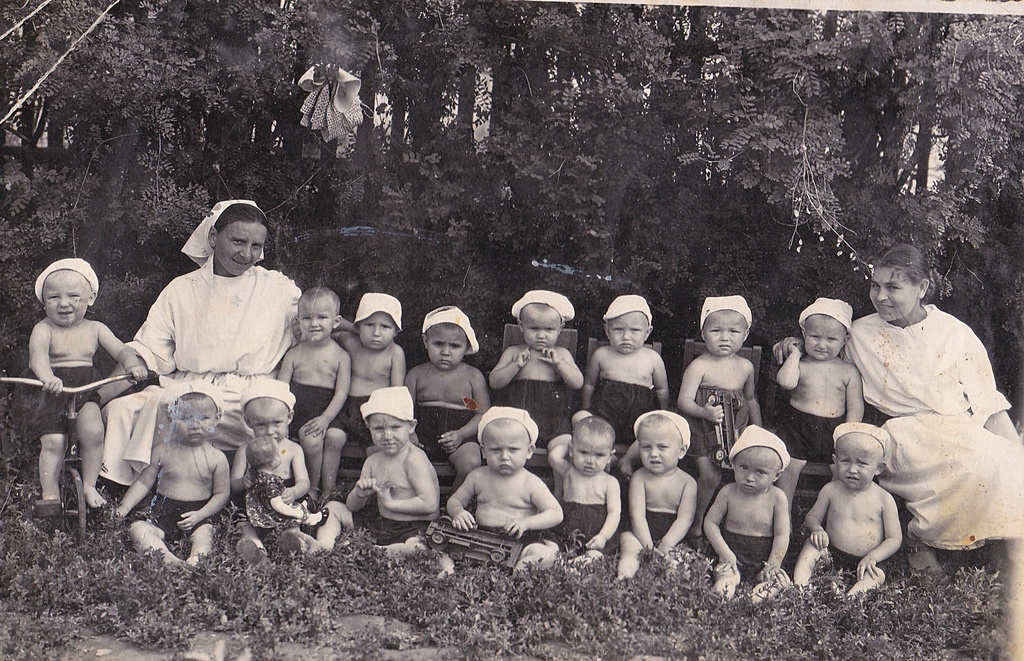 Ясли на даче, июль - декабрь 1955, г. Чапаевск. Выставки&nbsp;«Мамин фотоальбом»&nbsp;и «Воспитатели XX века» с этой фотографией. 