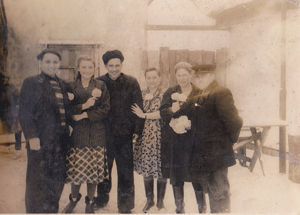 Отец с кем-то, май - декабрь 1960, г. Чапаевск. Выставка «Мамин фотоальбом» с этой фотографией.
