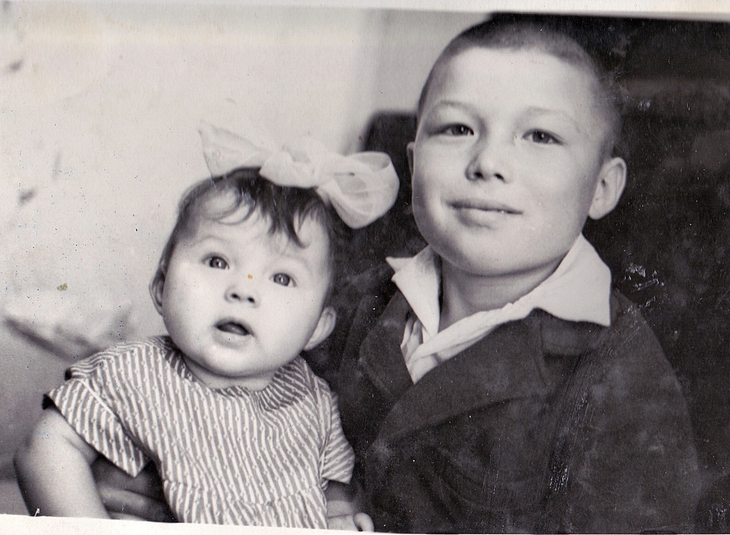 Я с братом, июль - декабрь 1963, г. Чапаевск. Выставка «Мамин фотоальбом» с этой фотографией.