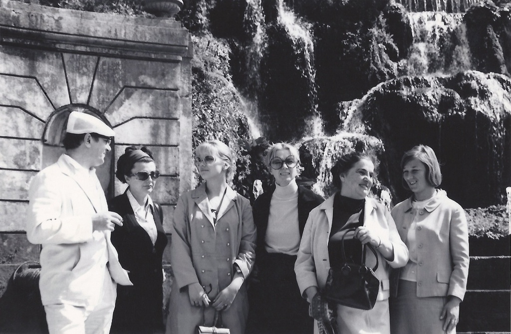 Советская группа кинематографистов на Неделе советских фильмов в Риме, апрель - декабрь 1970, Италия, г. Тиволи. Вилла д’Эсте. Слева – режиссер Игорь Таланкин, в центре – актрисы Ирина Короткова, Алла Демидова, режиссер Юлия Солнцева.