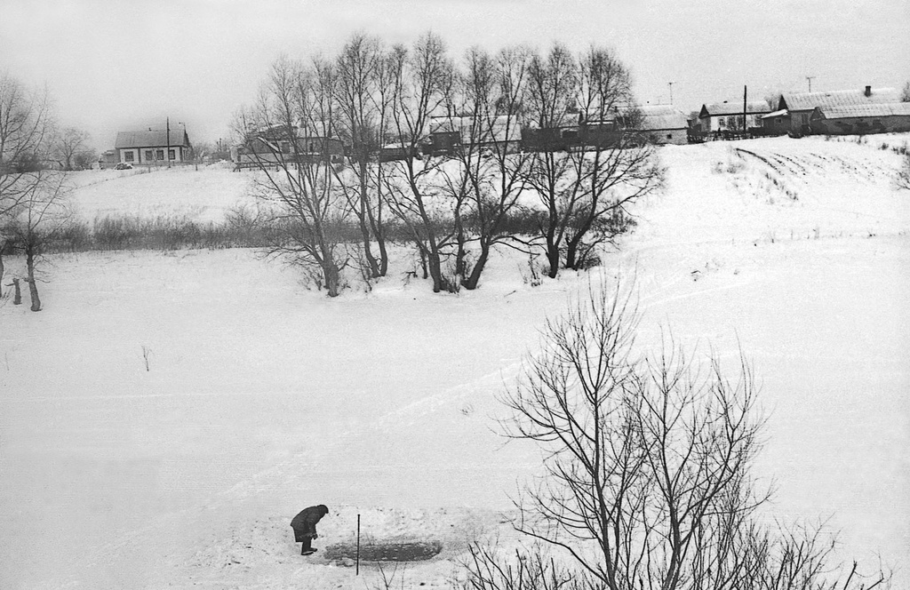 Стирка белья в проруби на реке Проня, февраль 1982, Рязанская обл., г. Михайлов