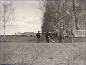 Взрослые и дети ранней весной в усадьбе Дмитрия Четверякова, 19 апреля 1898, Московская губ., Богородский у., усадьба Тимофеевка