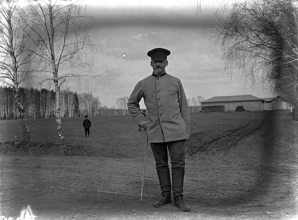 Усадьба Дмитрия Четверикова. Староста Дмитрий Иванович, 19 апреля 1898, Московская губ., Богородский у., усадьба Тимофеевка. Комментарий Александра Живаго: «Как гуляет староста Дмитрий свет Иванович!...».